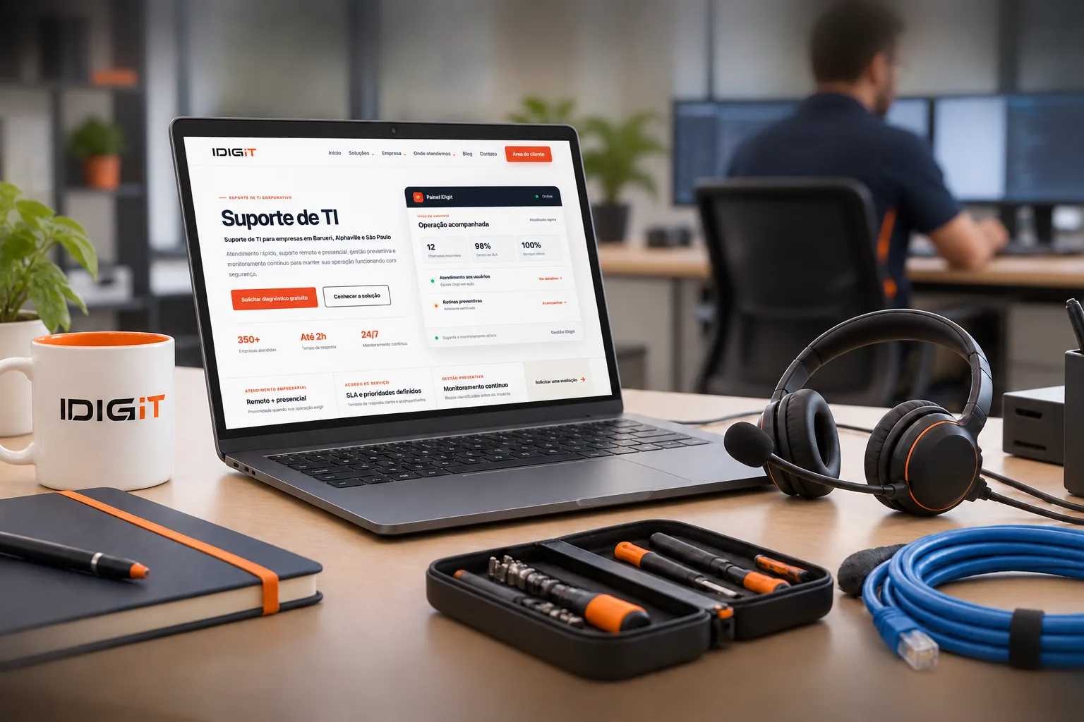 Notebook em atendimento remoto, headset e ferramentas de suporte de TI da iDigit
